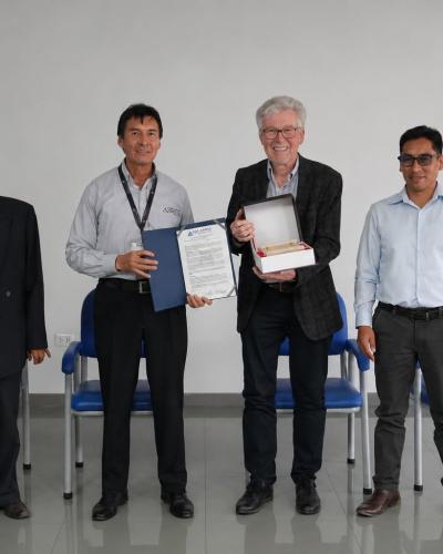 WALTER MAUTSCH RECIBE RECONOCIMIENTO DE COOPERATIVA LOS ANDES