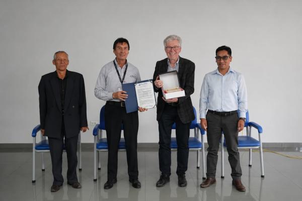 WALTER MAUTSCH RECIBE RECONOCIMIENTO DE COOPERATIVA LOS ANDES
