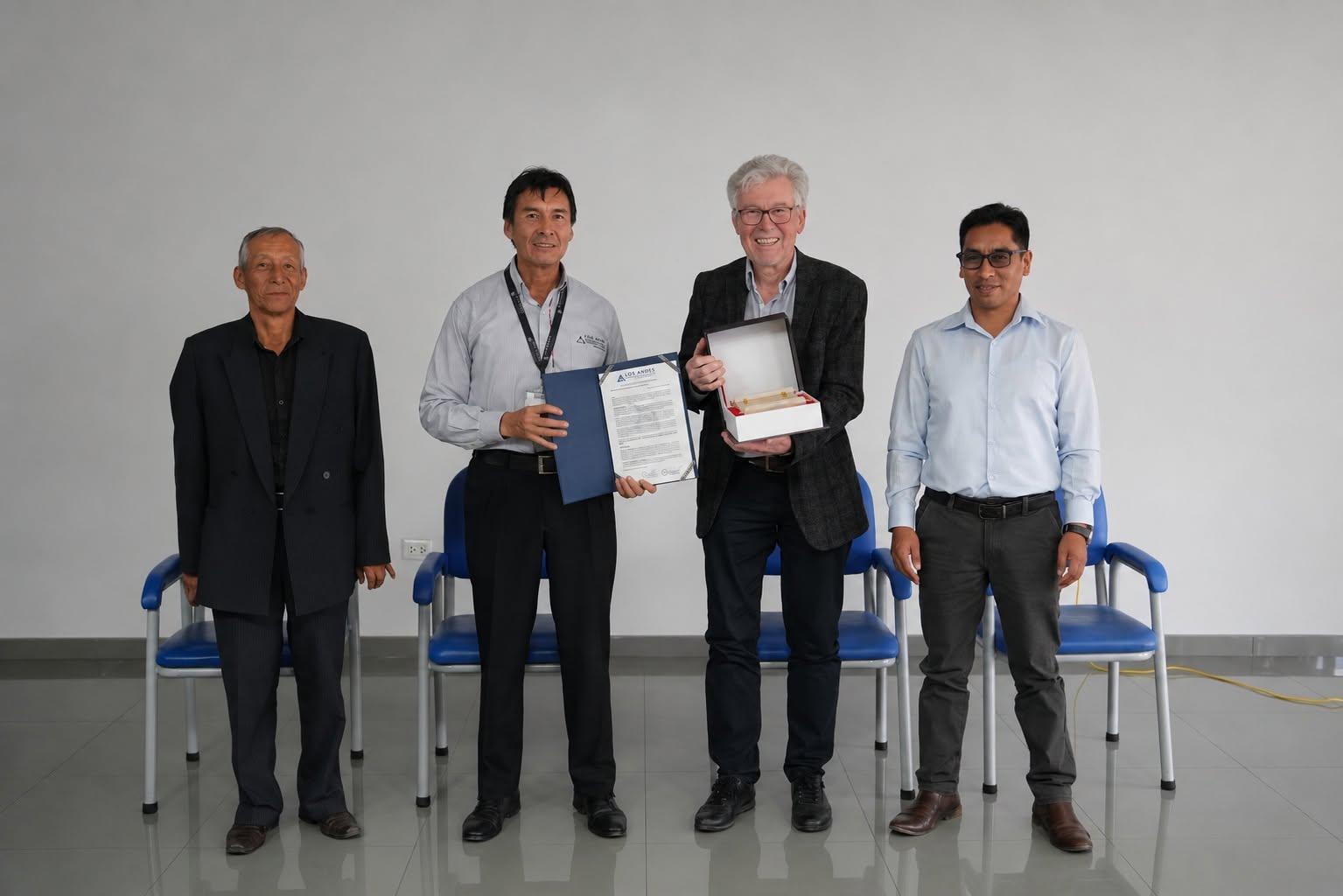 WALTER MAUTSCH RECIBE RECONOCIMIENTO DE COOPERATIVA LOS ANDES