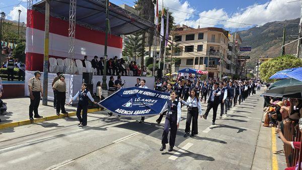 Imponente participación en el Desfile por el Día de la Patria. Oficinas Abancay, Ocampo, INCOOP, SERVISUR, AYNI ANDES y ejecutivos de todas las instancias presentes.